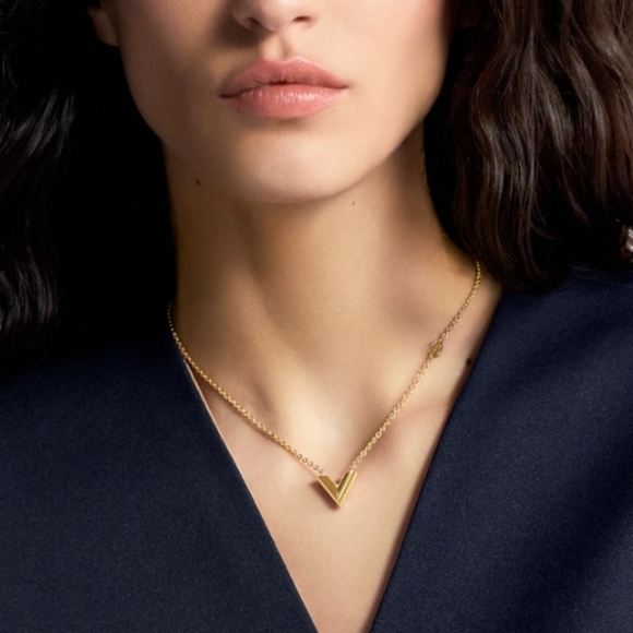 Louis Vuitton ✨️ Essentials V Necklace Gold - Picture 11 of 17